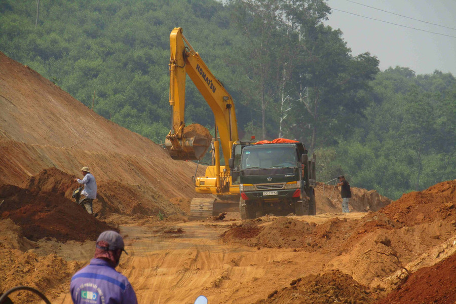 Bình Định: Vụ đoàn xe chở đất trên tuyến đường sắt qua huyện Phù Mỹ đã có kết quả kiểm tra 