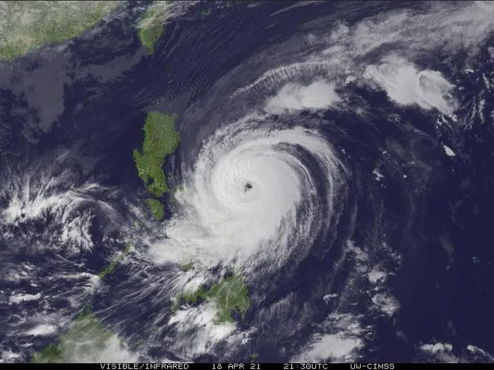  Surigae không còn là siêu bão nhưng vẫn mạnh cấp 4