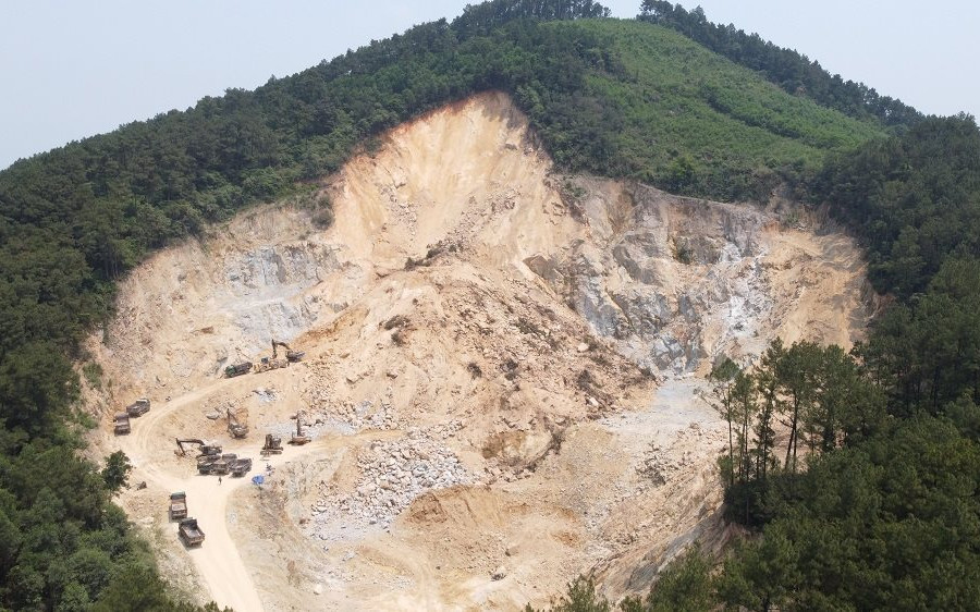 Hà Tĩnh: Sạt lở đất rừng vùi lấp mỏ đá Hùng Bình