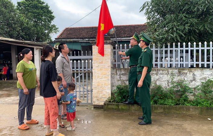 Quảng Ninh: Tặng 1.650 cờ Tổ quốc và ảnh Bác Hồ cho nhân dân khu vực biên giới