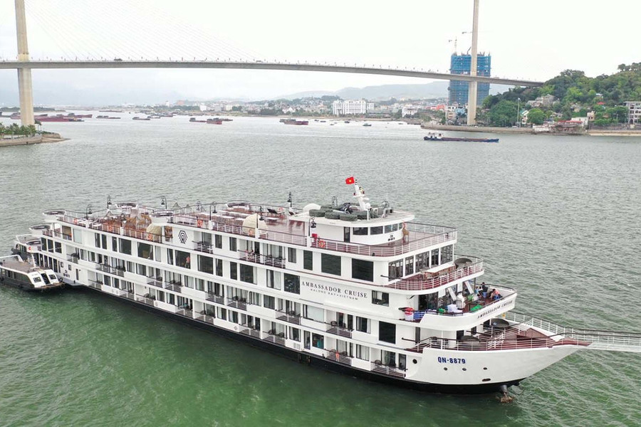 Quảng Ninh: Cách ly 182 khách và nhân viên du thuyền trên vịnh Hạ Long
