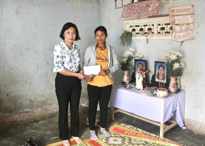 Ủy ban Dân tộc trao tiền trợ gia đình nạn nhân vụ sập tường gạch ở Đắk Lắk