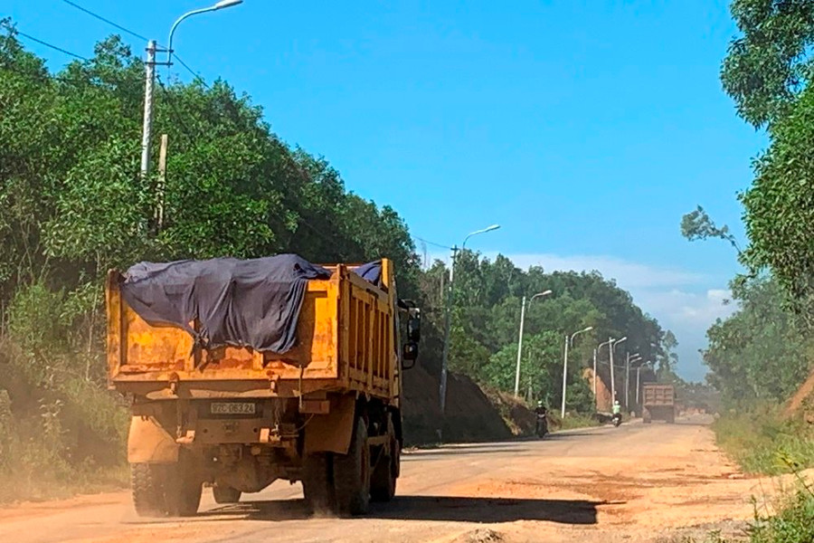 Quảng Nam: Xe chở đất của Công ty Đại Sơn “tung hoành” đường quê 