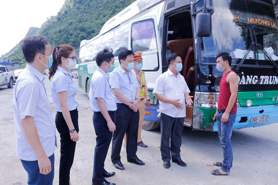 Cho phép xe vận tải hành khách Limousine 10 chỗ ngồi tuyến Sơn La - Hà Nội hoạt động trở lại