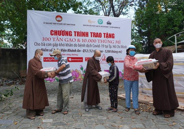 Ban Văn hóa Giáo hội Phật giáo TP.HCM tặng thực phẩm thiết yếu cho người dân có hoàn cảnh khó khăn