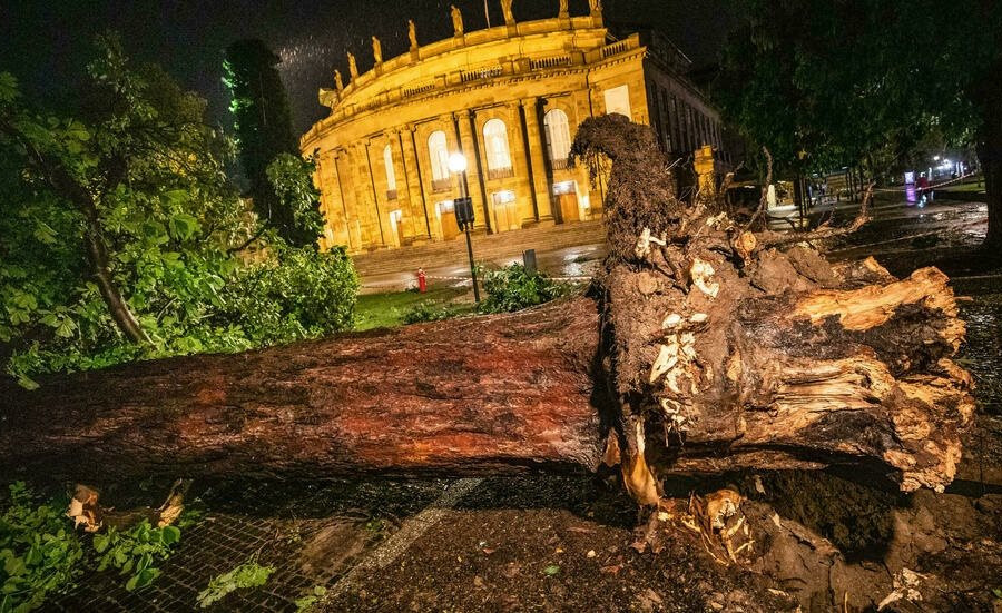Đức, Pháp và Thụy Sĩ chịu thiệt hại nặng nề do bão mạnh đổ bộ