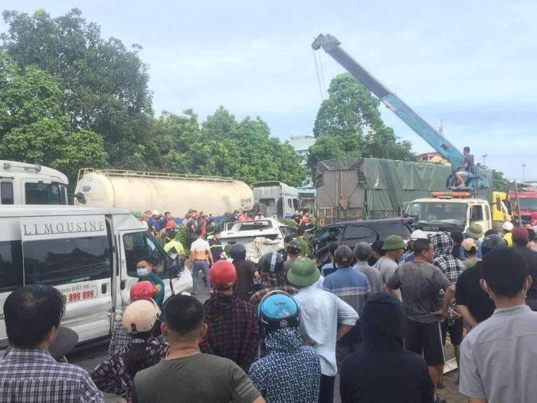 Thanh Hóa: Tai nạn liên hoàn khiến 9 ô tô hư hỏng nặng một người tử vong tại chỗ