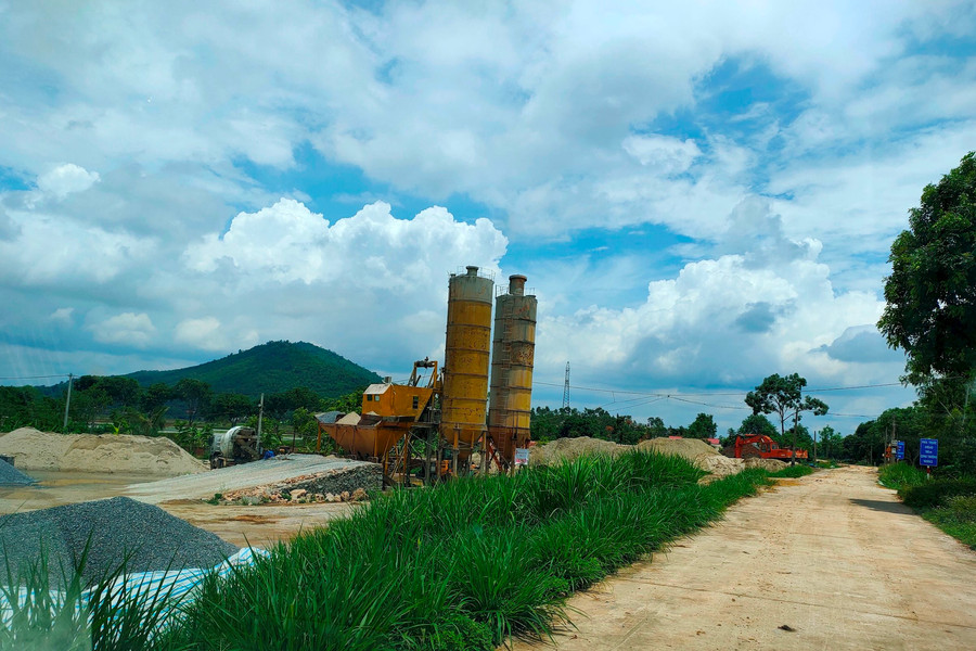 Yên Định (Thanh Hóa): Thuê đất nông nghiệp xây dựng trạm trộn bê tông, tập kết cát trái phép