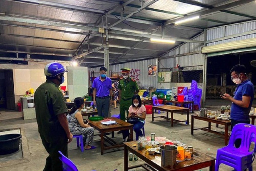 Nghệ An: Xử phạt quán bia tập trung đông người