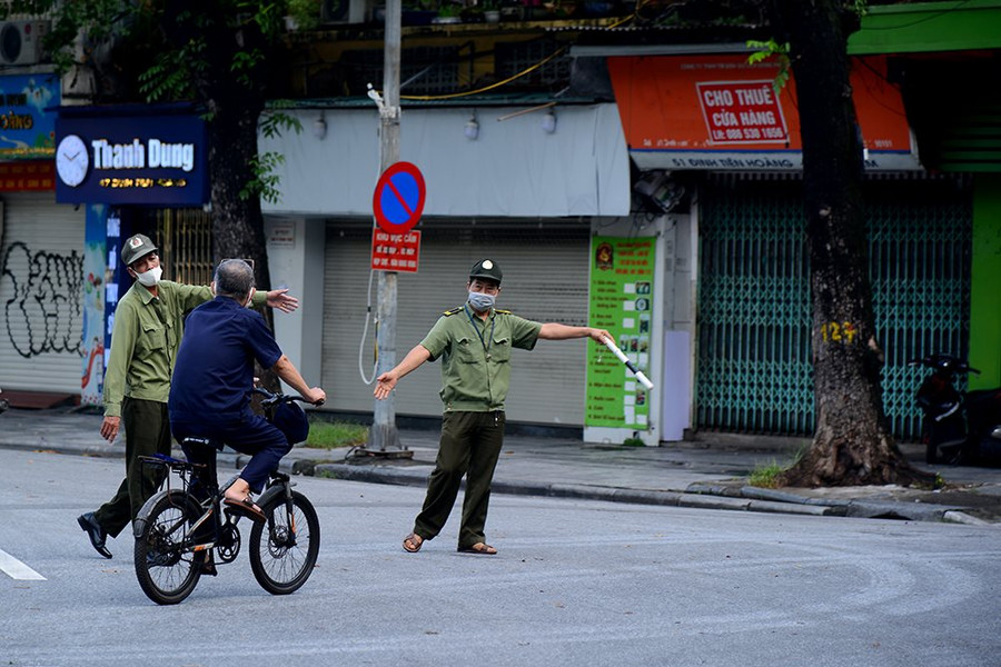 Hà Nội: Ngày đầu giãn cách xã hội, nhiều người vẫn ra đường thể dục