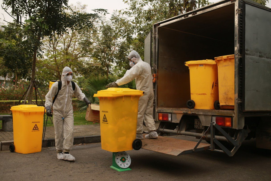 Hà Nội phòng chống Covid-19: An toàn trong thu gom xử lý rác thải mùa cách ly
