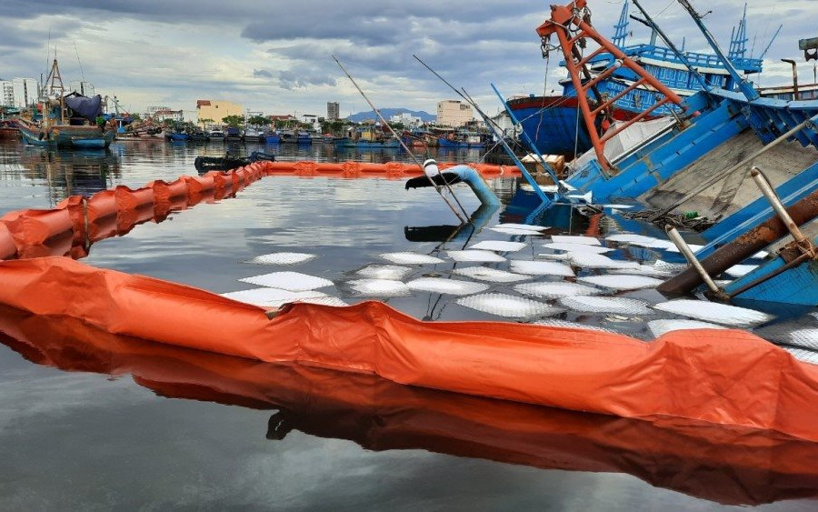 Đà Nẵng: Xử lý sự cố tràn dầu do tàu chìm tại Âu thuyền cảng cá Thọ Quang