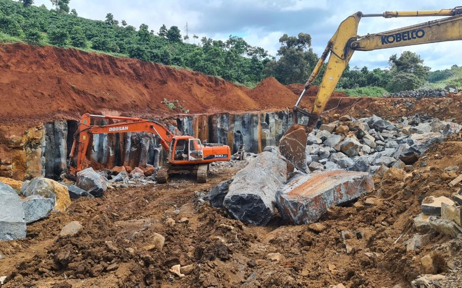 Đắk Nông: Xuất hiện bãi khai thác đá cây trái phép giáp với Tỉnh lộ 2