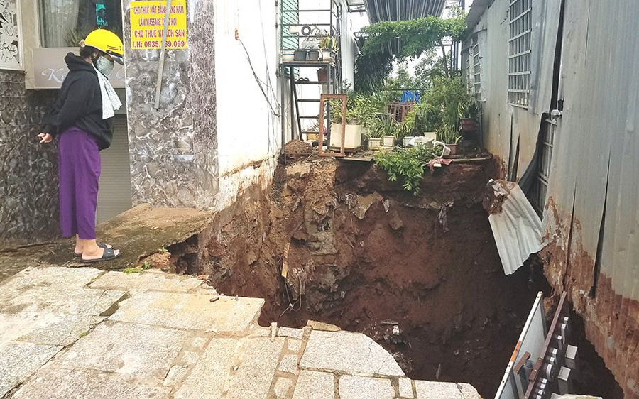 TP Pleiku: Mưa lớn gây sụt lún đất 