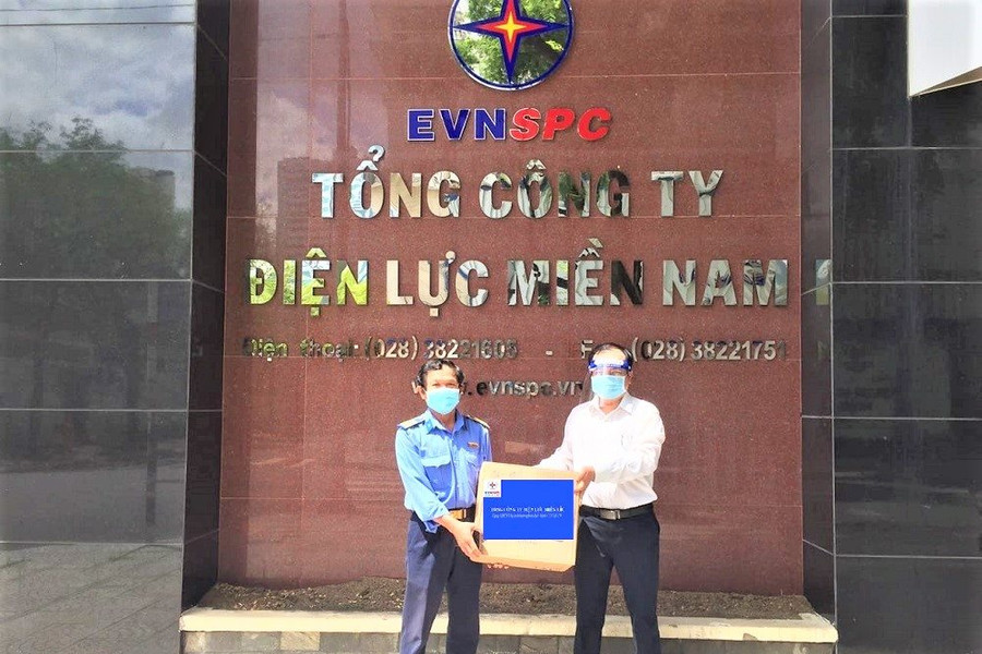 EVNNPC gửi tặng quà chia sẻ với đồng nghiệp khu vực phía Nam