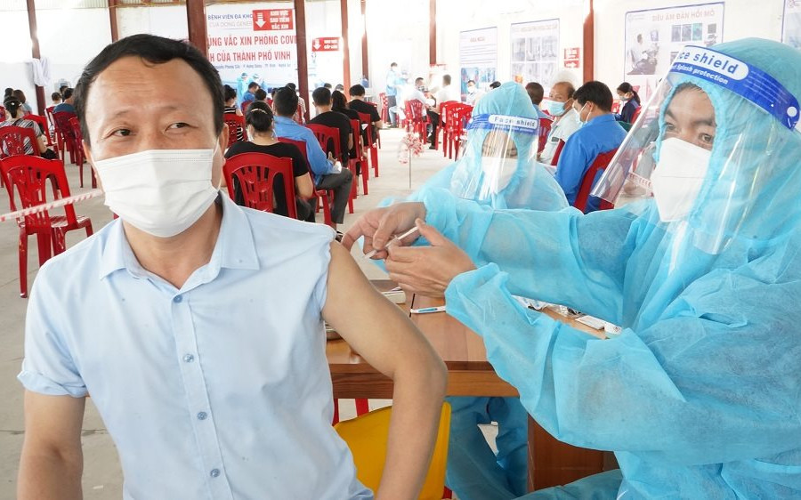 Nghệ An: Tiêm vắc-xin ngừa Covid-19 cho tiểu thương TP. Vinh