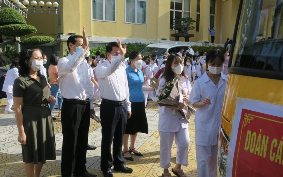 Đoàn cán bộ, sinh viên y tế Hải Phòng lên đường hỗ trợ Hà Nội phòng chống dịch