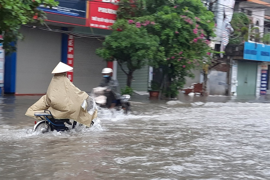 Thái Bình: Mưa lớn kéo dài khiến nhiều tuyến phố bị ngập lụt