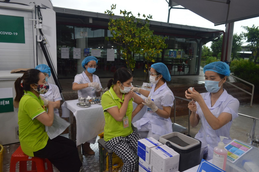 Thái Bình: Tiêm vắc xin Covid-19 cho 1.500 công nhân bằng xe lưu động