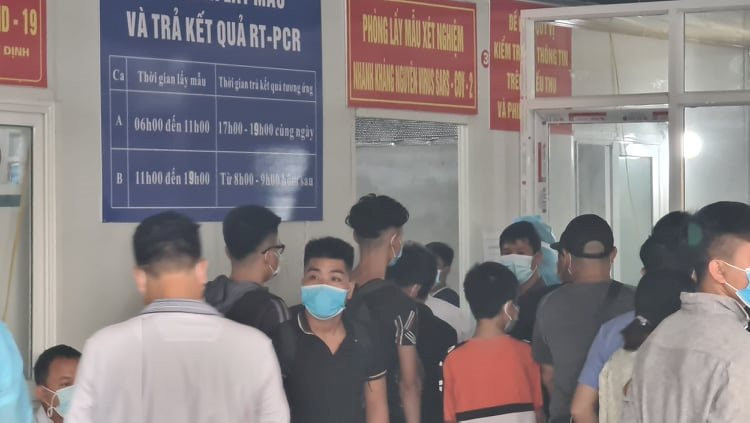 Hà Nam: Lộn xộn tại khu vực test Covid-19 của Bệnh viện Hà Nội – Đồng Văn