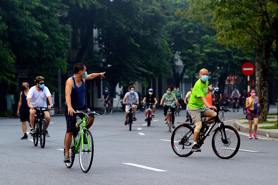Hà Nội: Đông nghịt người dân tập thể dục từ sáng sớm