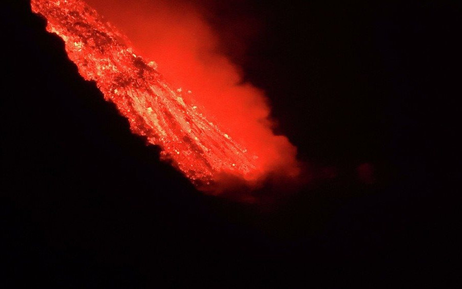 Dung nham núi lửa La Palma tràn ra biển sau 9 ngày phun trào