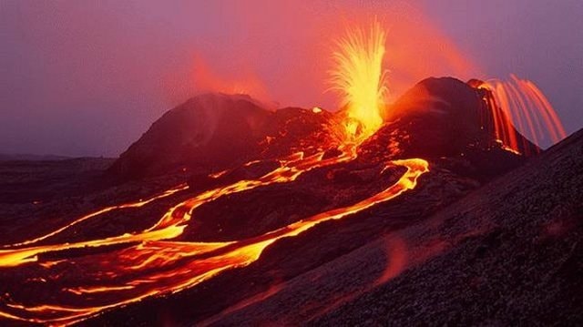 Núi lửa Kilauea ở Hawaii phun trào dữ dội