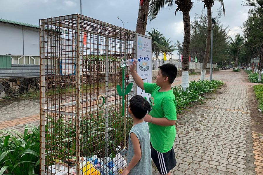 Áo mới cho thùng sắt “ăn” rác thải nhựa ở Đà Nẵng