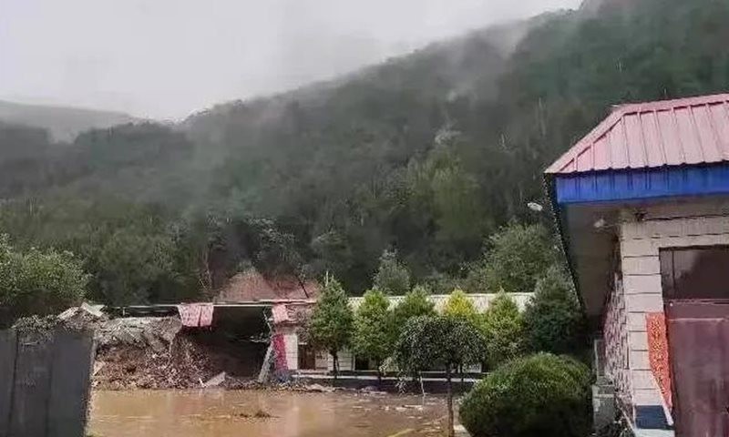 Hơn 1.800 cư dân Trung Quốc phải sơ tán do lũ lụt gây vỡ đê 