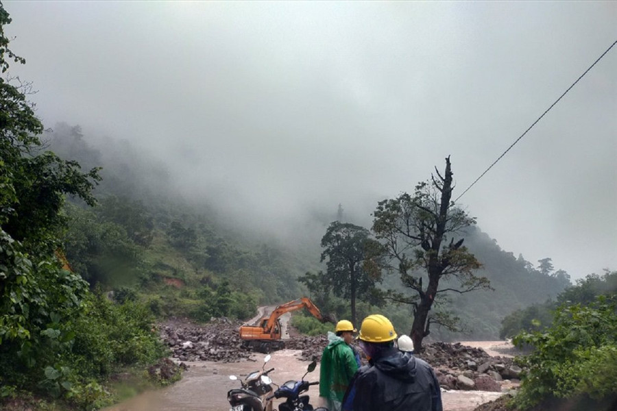 Hơn 200 hộ dân tại huyện miền núi mất điện do nước lụt dâng cao