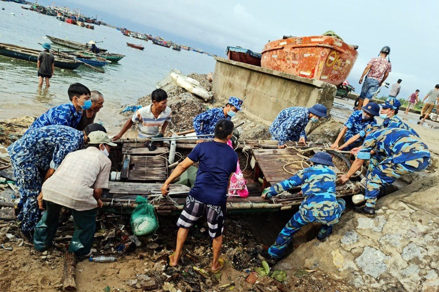 Hải Phòng: Cảnh sát biển giúp ngư dân huyện đảo Bạch Long Vỹ khắc phục, đối phó với 2 cơn bão