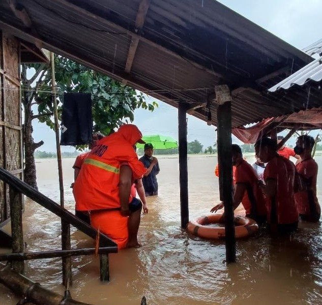 Gần 1.600 người sơ tán do bão Kompasu đổ bộ Philippines