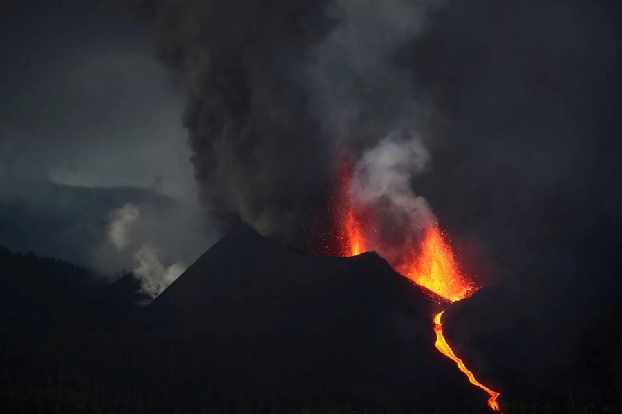 Hơn 700 người ở Tây Ban Nha phải sơ tán do núi lửa phun trào