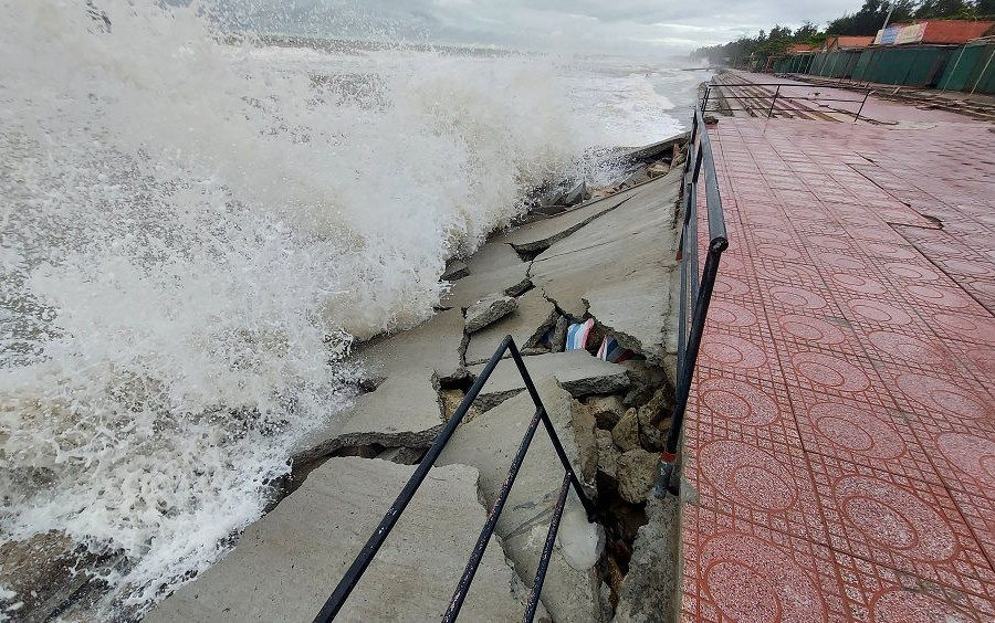 Nghệ An: Kè bờ biển Cửa Lò lại bị sóng đánh “tơi tả”