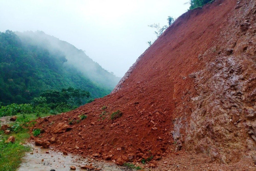 Nghệ An: Mưa kéo dài, nhiều tuyến đường ở miền núi tiếp tục sạt lở