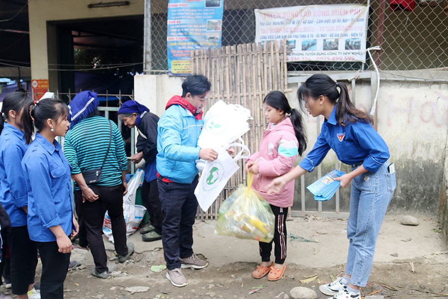  Lào Cai: Tuyên truyền chống rác thải nhựa tại các chợ vùng cao