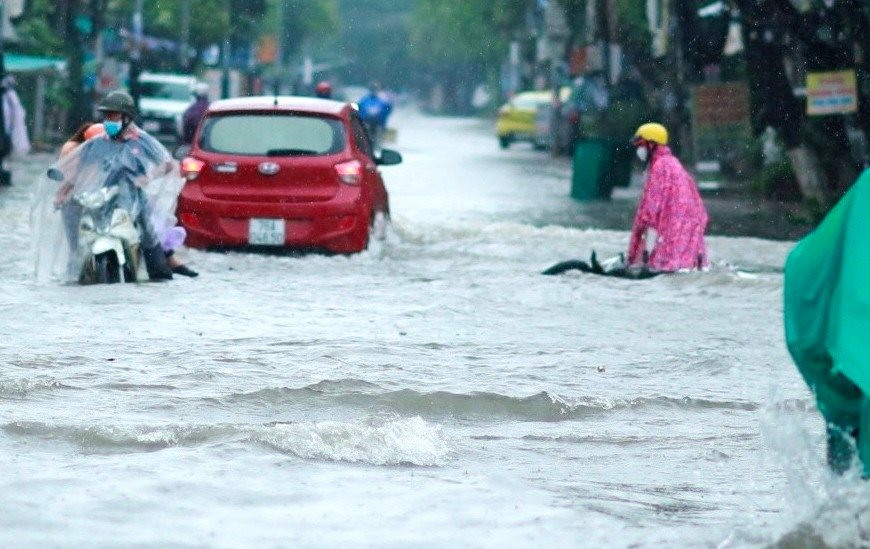 Mưa không ngớt, nhiều khu vực ở Quảng Nam, Quảng Ngãi chìm trong biển nước 