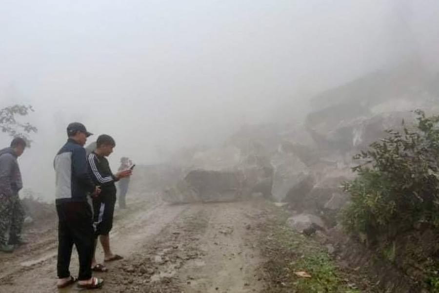 Bát Xát - Lào Cai: Sạt lở hàng nghìn mét khối đá trên tỉnh lộ 158