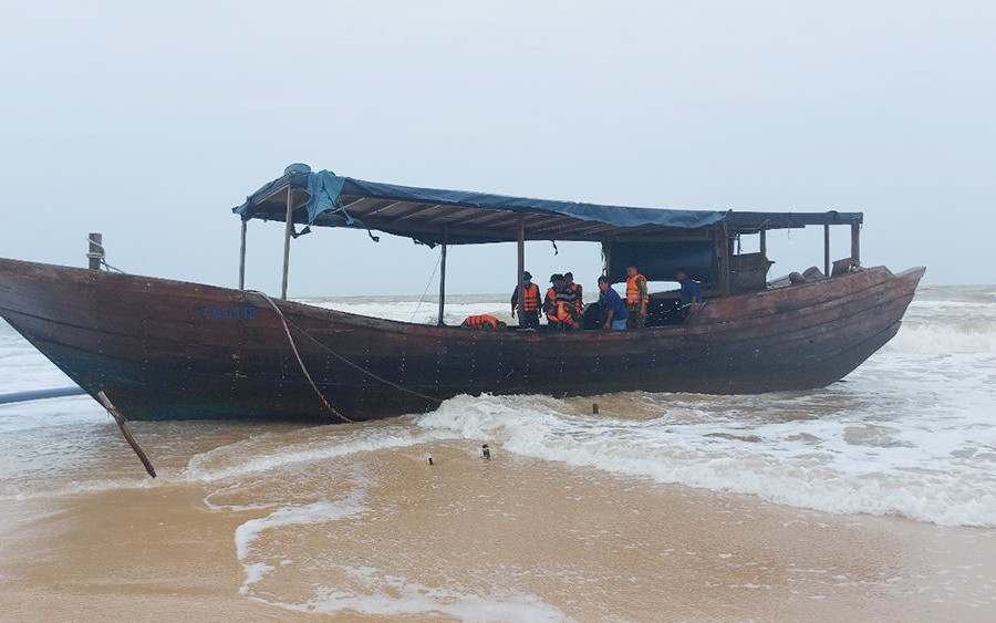 Tàu gỗ có chữ Trung Quốc dạt vào bờ biển Quảng Trị