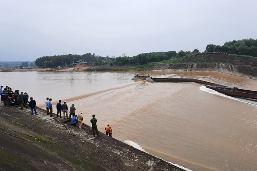 Quảng Trị: Tàu chở cán bộ Sở GTVT gặp nạn giữa dòng nước xiết, 1 người mất tích