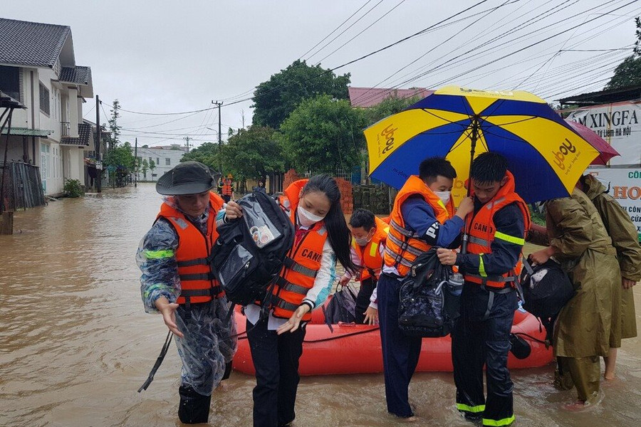Quảng Trị: Cứu hộ hàng trăm học sinh khỏi trường học bị ngập trong nước