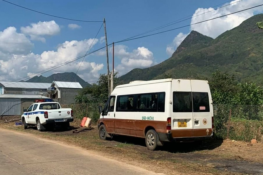 Sơn La: Văng khỏi xe đưa đón, 4 học sinh thương vong
