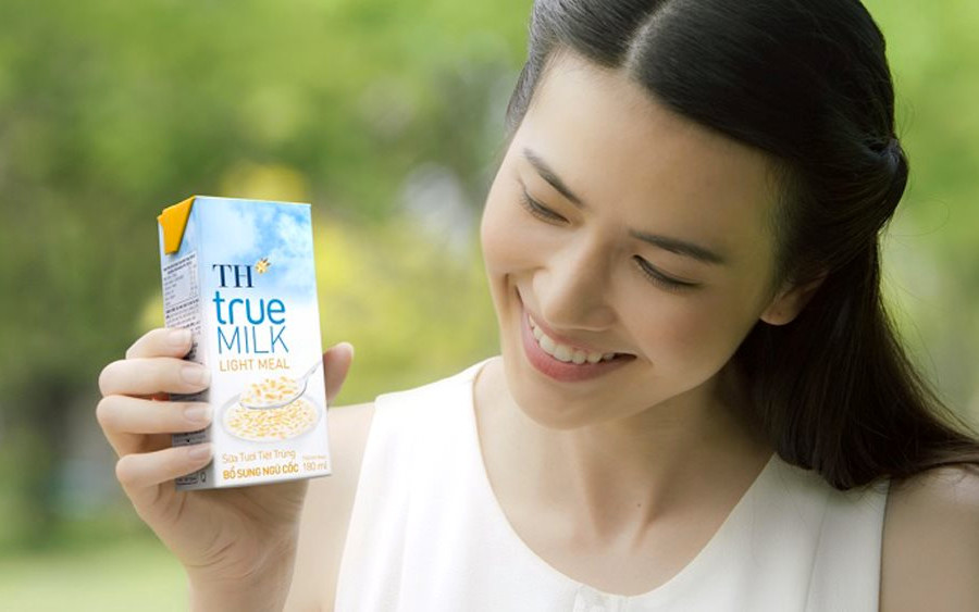 TH tung sản phẩm sáng tạo mới: Sữa tươi bổ sung ngũ cốc nguyên cám dạng hạt đầu tiên trên thị trường