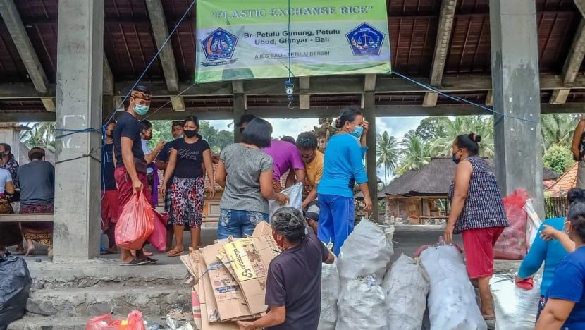 Indonesia nhân rộng sáng kiến đổi rác thải nhựa lấy gạo