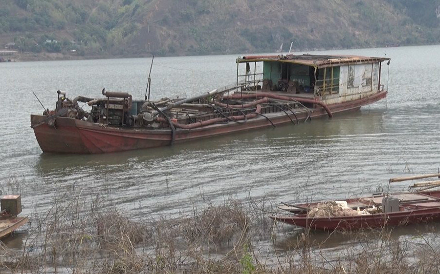 Mai Sơn - Sơn La: Bắt 1 tàu đang hút, xả cát trái quy định