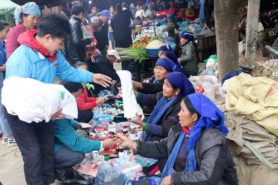 Quỹ Bảo vệ môi trường Lào Cai cùng Đội thanh niên tình nguyện phòng chống rác thải nhựa