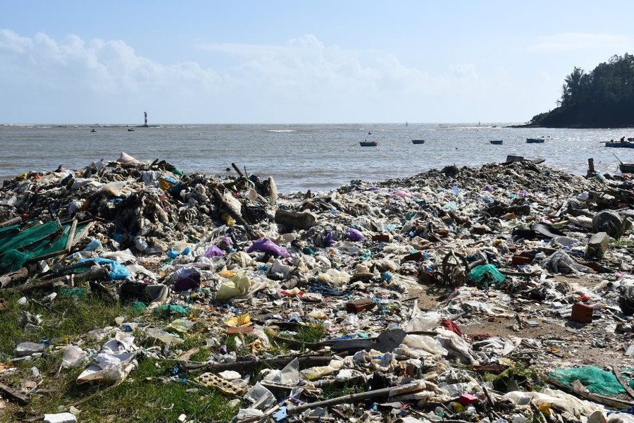 Biển Quảng Ngãi ngập rác sau mưa lũ