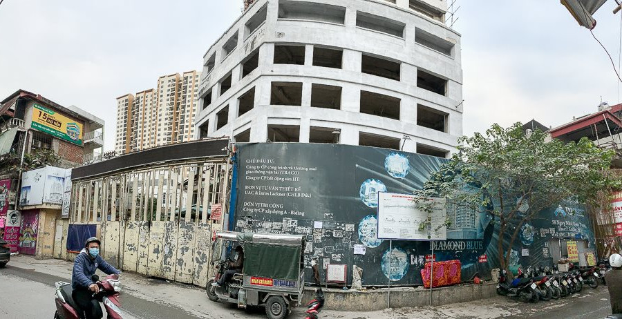 Dự án nhà ở kết hợp văn phòng làm việc tại 69 Triều Khúc (Hà Nội): Cần trục tháp treo đầu dân