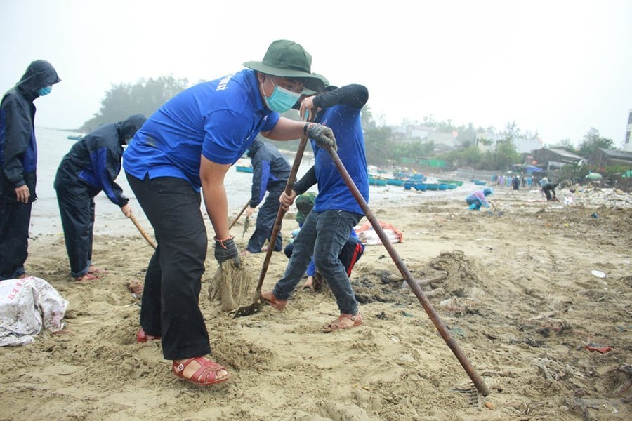 Quảng Ngãi: Cuộc chiến với rác thải nhựa ven biển