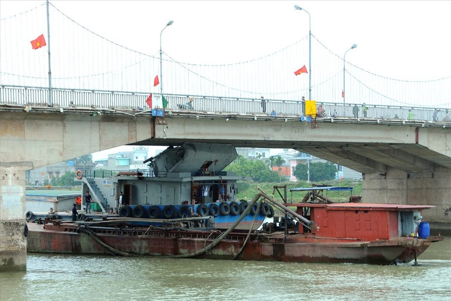 Thái Bình: Một Sà lan tông nứt dầm cầu bắc qua sông Trà Lý